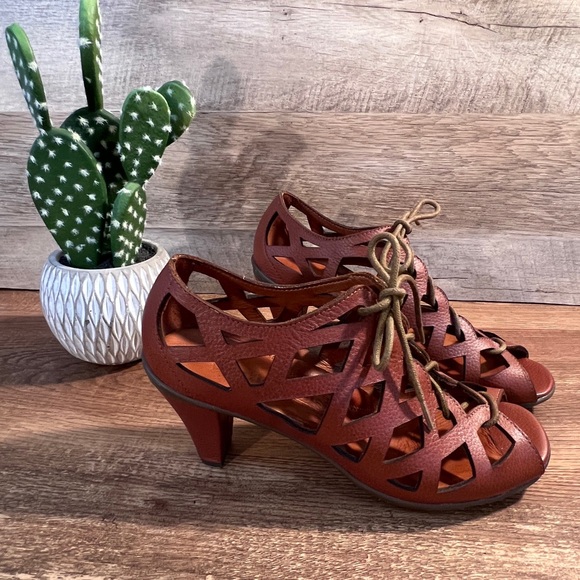 Gentle Souls by Kenneth Cole Cutout Lace-Up Heels Size 6 - Picture 2 of 11